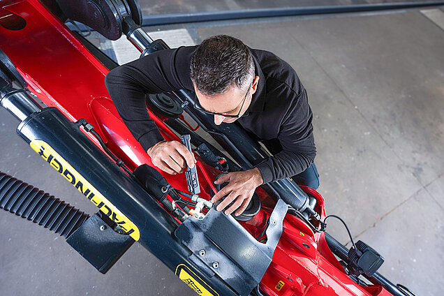 Servicearbeiten bei Hundertmark Fahrzeugtechnik Servicearbeiten bei Hundertmark Fahrzeugtechnik
